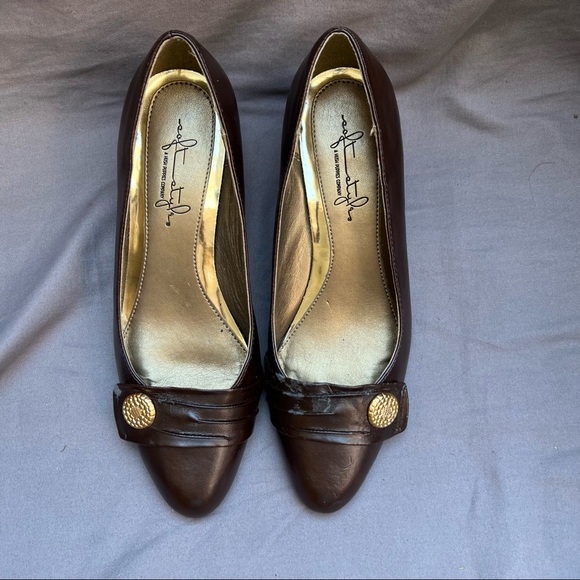 Soft style Woman’s Brown Heel Shoe - Picture 8 of 10